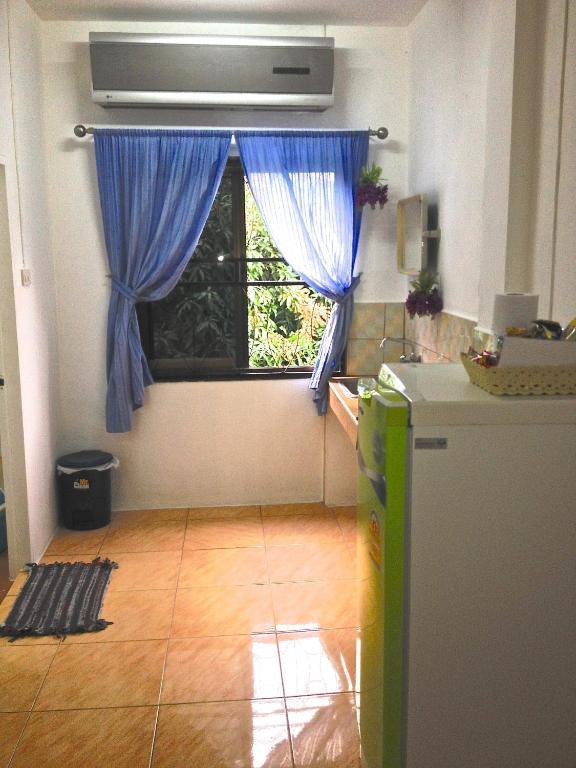 Little Austria Tams Guesthouse Чавенг Бийч Стая снимка